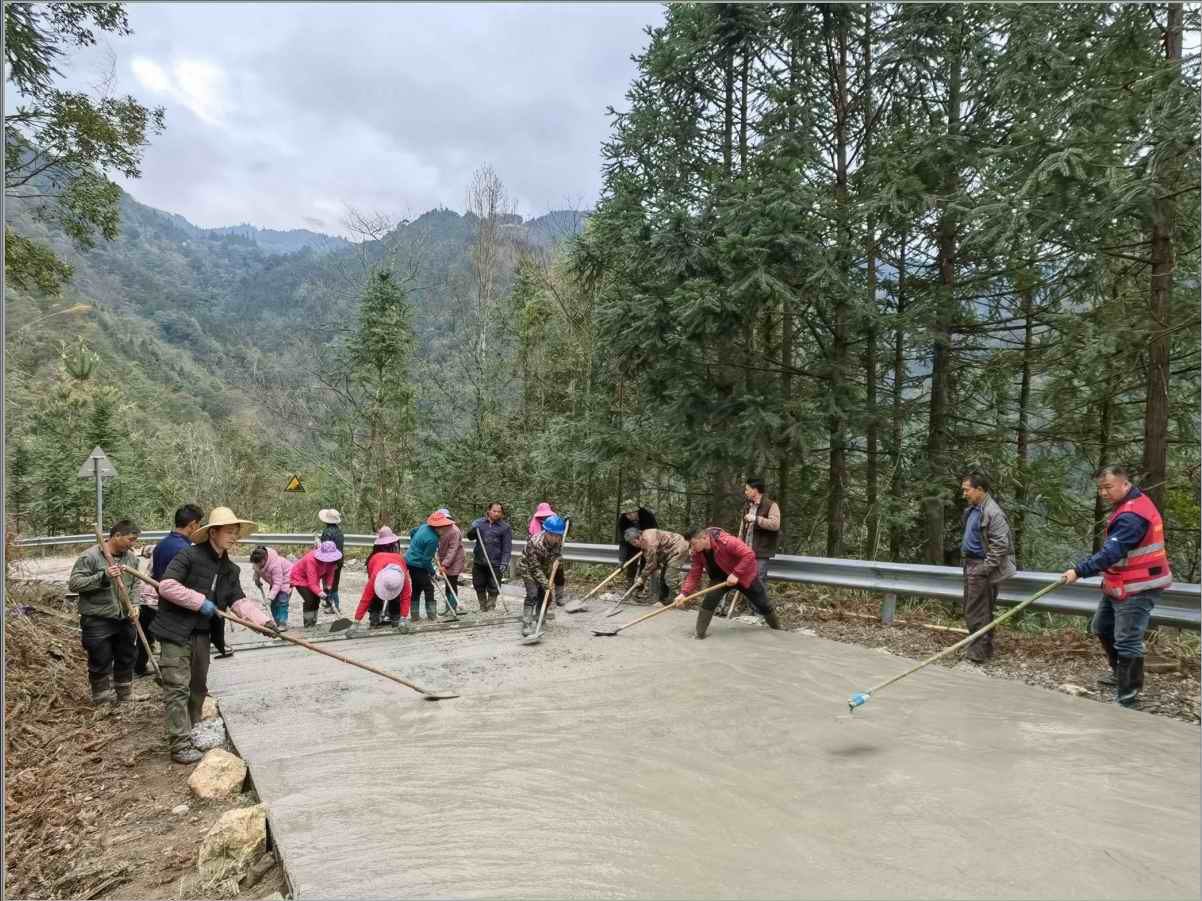 維修村屯道路，暢通貨物運輸，為鄉村振興注入新動力